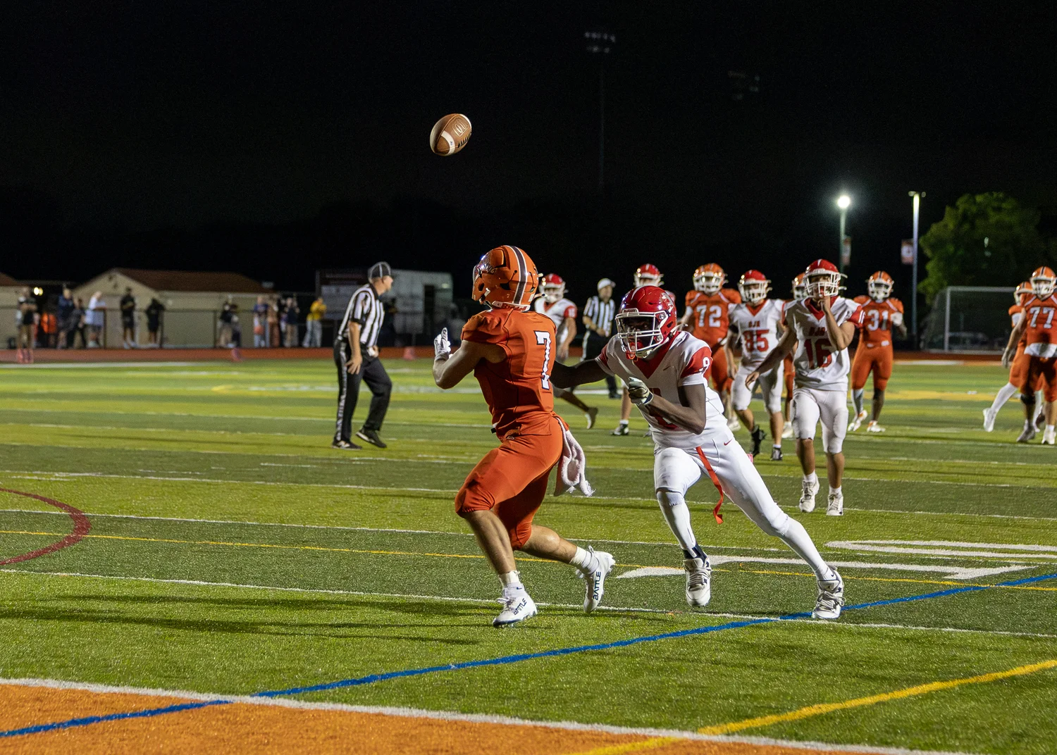 WR getting ready to make the catch